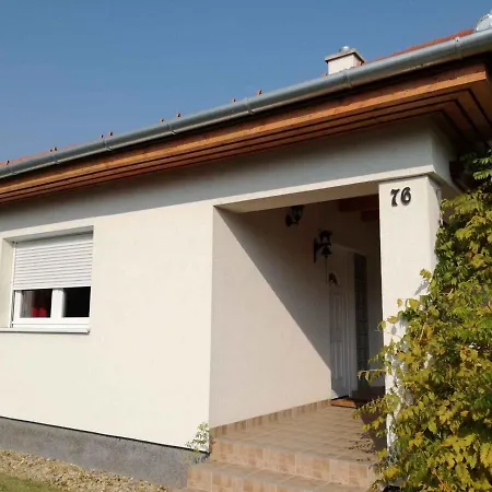 Holiday In Balatonkeresztur 19417 度假居 *