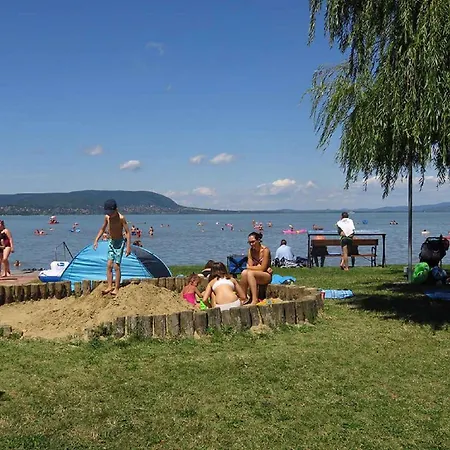 度假居 Holiday In Balatonkeresztur 19417 *